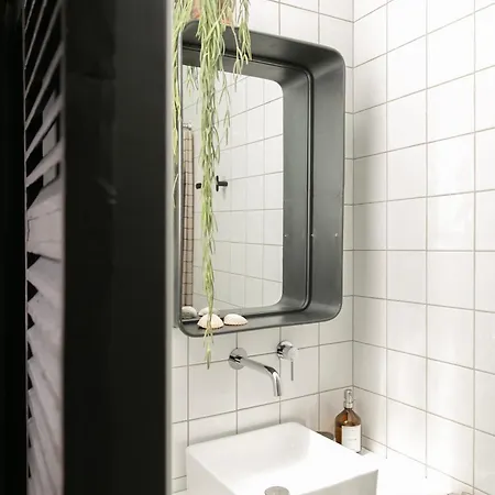 Avec Salle De Bain Et Acces Independant *